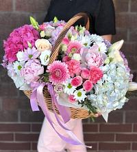 Композиция солнечный день в Знаменском Цветочная композиция из Розы, Хризантемы, Пионы и Лизиантусы в корзине в Знаменском