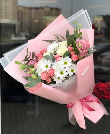 Букет цветов из: Розы, Лизиантусы и Хризантемы в Знаменском